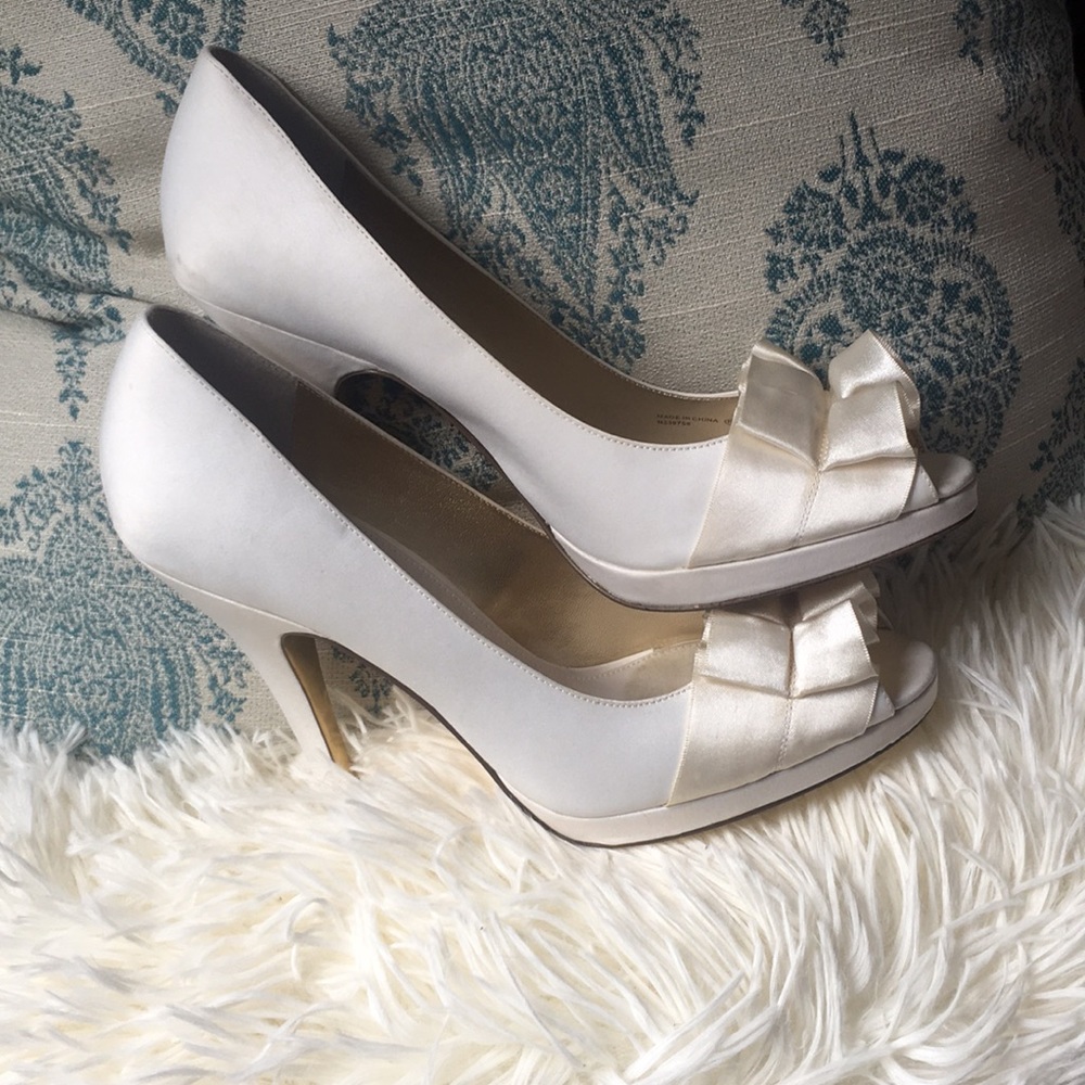 White Pearl Color Heels - Picture 3 of 8